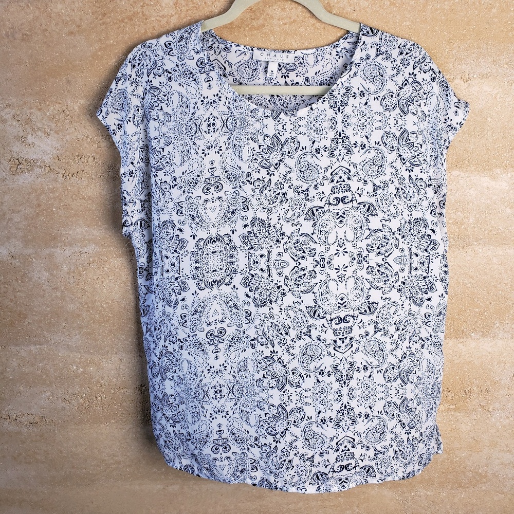 Chaus 🦋 Blouse Sz M Cap sleeves Blue Print